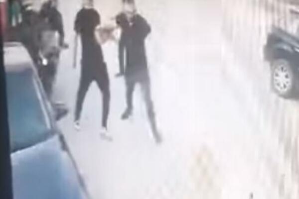 (UZNEMIRUJUĆ VIDEO) POGLEDAJTE KAKO JE TRAKTORISTA PREGAZIO MOTOCIKLISTU: Pojavio se snimak horora u Markovcu!