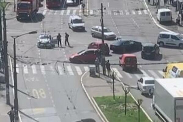 NEOBIČNA SAOBRAĆAJKA U BEOGRADU! Policija sa ROTACIJOM prošla kroz raskrsnicu i sudarila se sa automobilom (VIDEO)