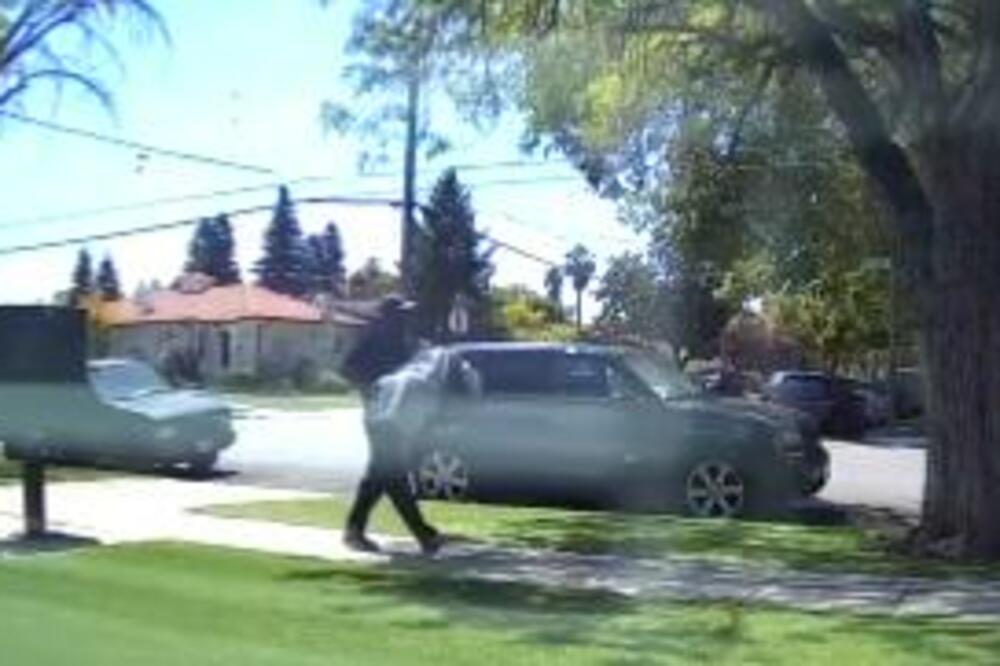 OBJAVLJEN SNIMAK KIDNAPOVANJA BEBE: Muškarac OTEO dečaka iz stana dok je baka išla po NAMIRNICE! (VIDEO)