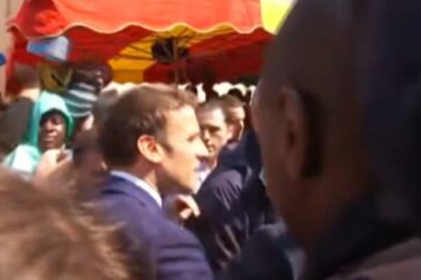 BESNI GRAĐANI GAĐALI MAKRONA TOKOM POSETE SERŽIJU: Obezbeđenje moralo da REAGUJE - leteo PARADAJZ! (VIDEO)