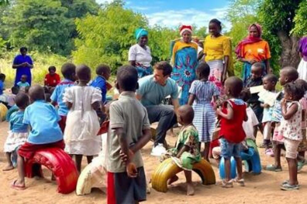 NOVAK I RAFA NA ŠLJACI, RODŽER NA PESKU: Federer na terenu u Africi! (FOTO)