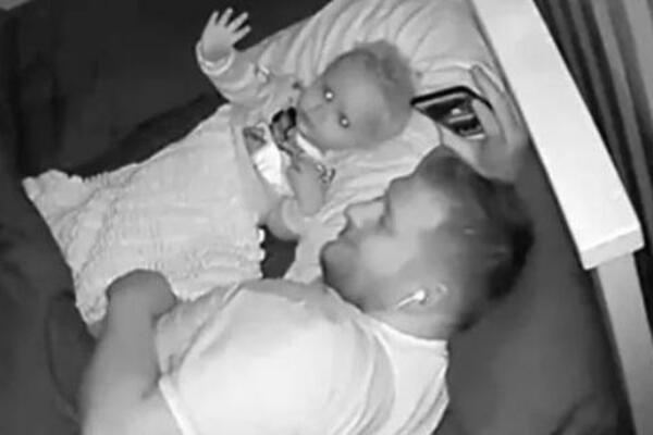 BEBA JE IZ KREVETA UPORNO MAHALA NEKOME: Kada je otac pregledao SNIMAK, umro je od straha (VIDEO)