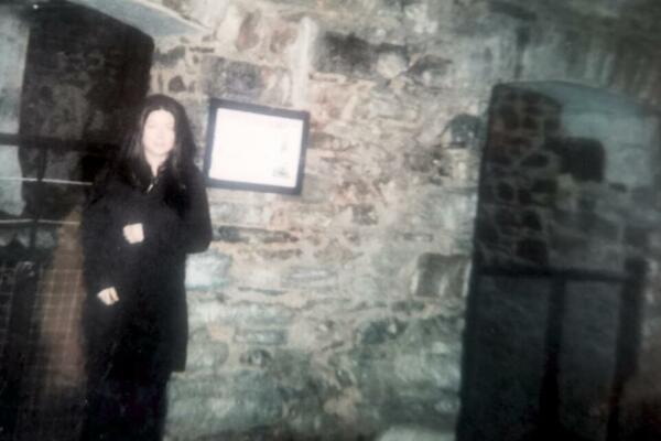 SLEDILA SE KADA JE POGLEDALA FOTOGRAFIJU IZ UKLETOG ZATVORA! Da li i vi vidite nešto JEZIVO? (FOTO)