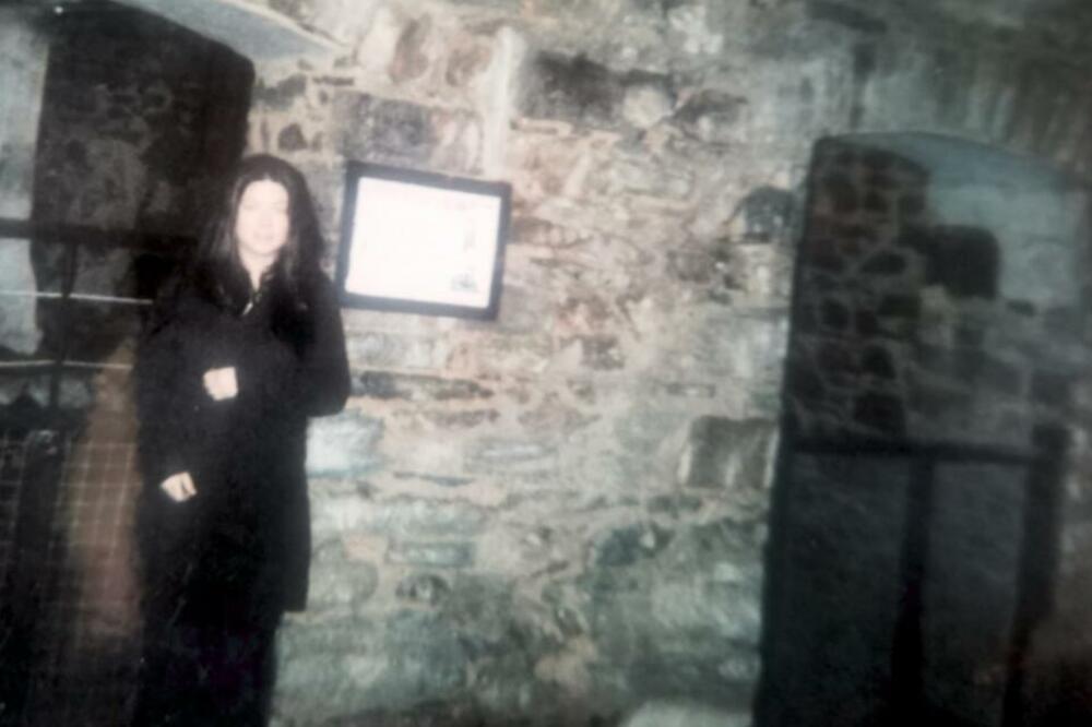 SLEDILA SE KADA JE POGLEDALA FOTOGRAFIJU IZ UKLETOG ZATVORA! Da li i vi vidite nešto JEZIVO? (FOTO)