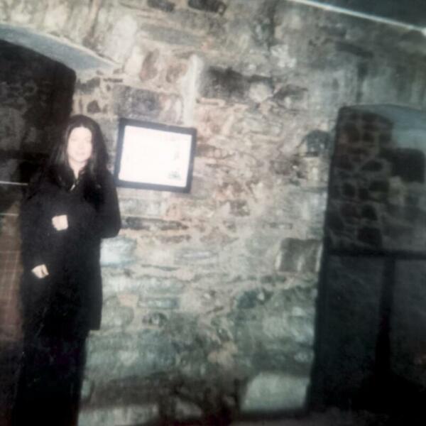 SLEDILA SE KADA JE POGLEDALA FOTOGRAFIJU IZ UKLETOG ZATVORA! Da li i vi vidite nešto JEZIVO? (FOTO)