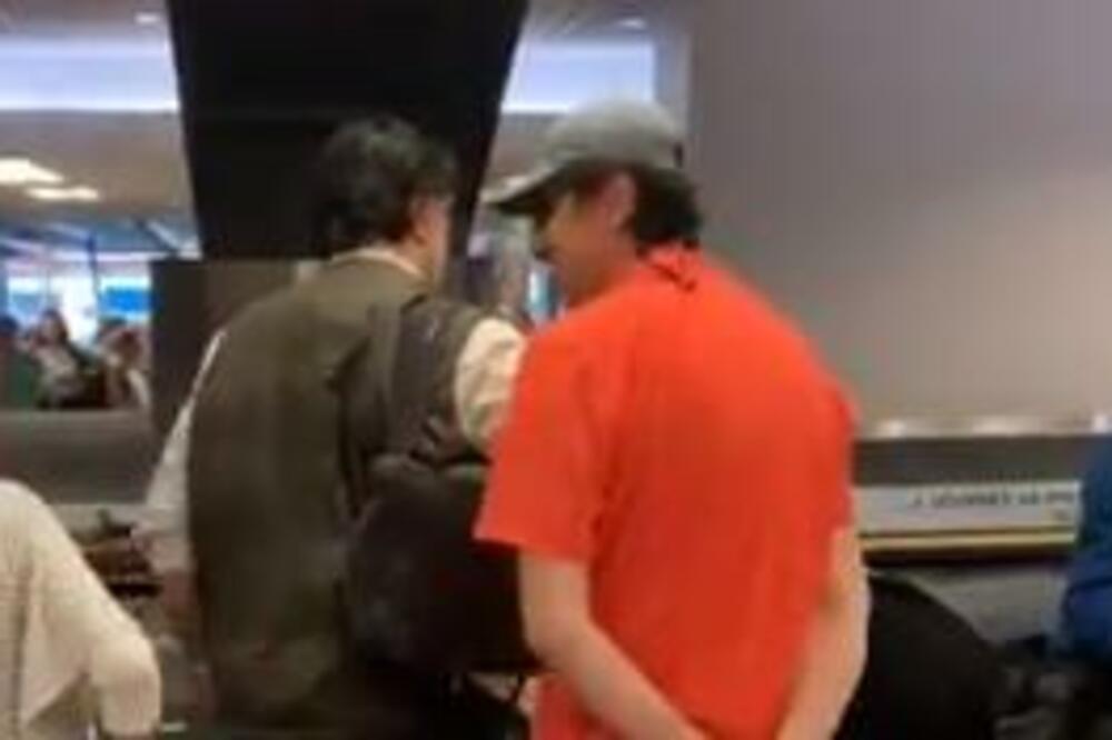 BRAĆA SE SRELA NA AERODROMU POSLE 20 GODINA, A ONO ŠTO JE USLEDILO JE HIT: Ova reakcija je ZAPALILA INTERNET! VIDEO