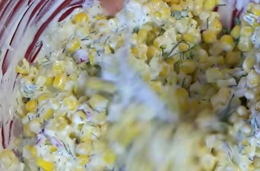 Pravljenje posne salate sa kukuruzom