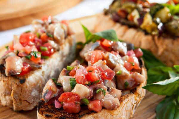 ORIGINALNI RECEPT ZA ITALIJANSKE BRUSKETE: Ne zna se da li je BRŽE ili SLASNIJE!