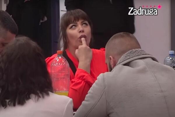 MREŽE SE USIJALE! ISPLIVALA FOTKA GOLE MILJANE KULIĆ: Praćaka se u vodi sa sve POHOTNIM POGLEDOM!