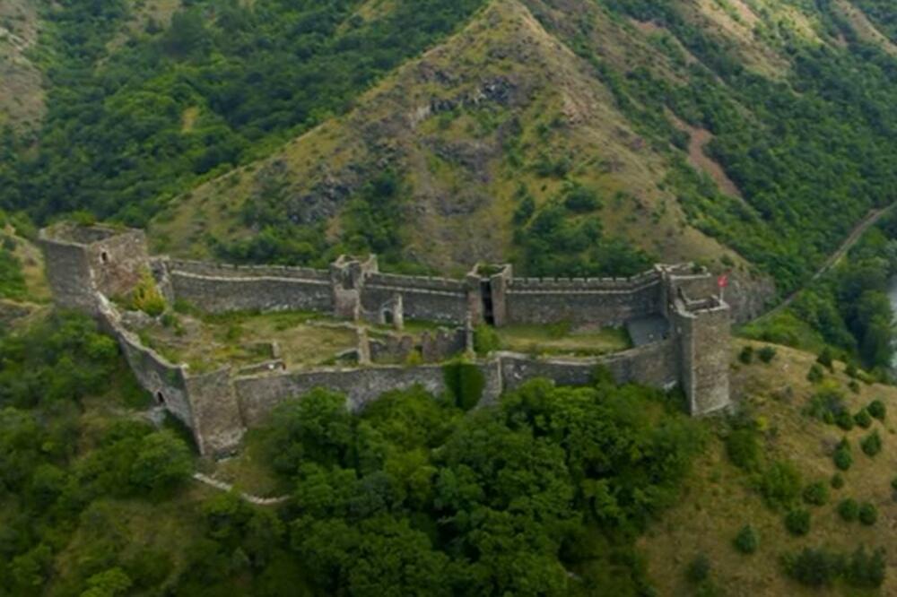 JEDAN OD NAJLEPŠIH SREDNJOVEKOVNIH GRADOVA KOD NAS PRKOSI VREMENU: Znate li gde se tačno nalazi? (VIDEO)