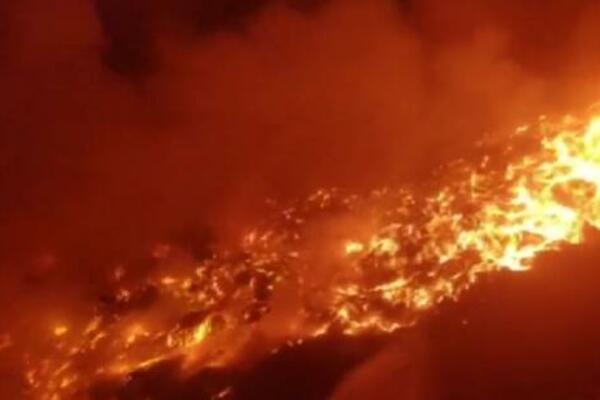 STRAVIČAN POŽAR: Gori PLANINA SMEĆA visoka 60 metara, vatrogasci se bore sa VATRENOM STIHIJOM već 3 dana! (VIDEO)