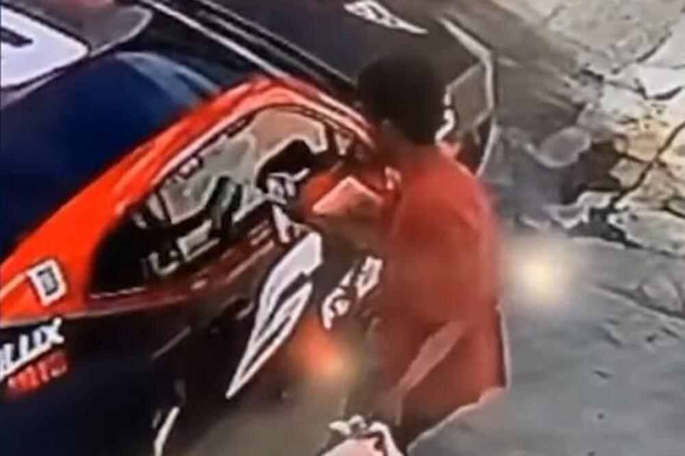 SKRENUO SA PAMETI: Išarao kola MMA borcu, evo kako je PROŠAO (VIDEO)