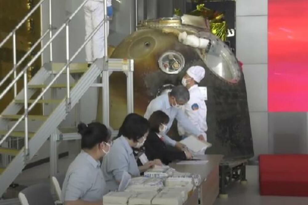 Otvorena povratna kapsula letelice Šendžou 13 (VIDEO)