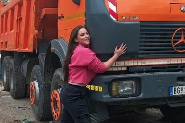 VOZI KAMION, IMA CRNI POJAS I IDE NA FAKULTET: Jedva spoji 2 sata SNA, zanemećete kada čujete Jovaninu PRIČU (FOTO)