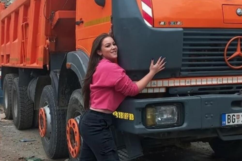 VOZI KAMION, IMA CRNI POJAS I IDE NA FAKULTET: Jedva spoji 2 sata SNA, zanemećete kada čujete Jovaninu PRIČU (FOTO)