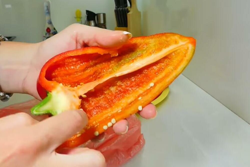 TRIK KOJI SVE ZANIMA - U jednom potezu OGULITE PEČENU PAPRIKU, evo i kako (VIDEO)