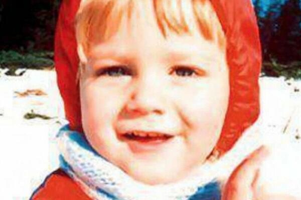 DANAS JE NAJZGODNIJI SRBIN, A ZBOG PESAMA KOJE PEVA DEVOJKE SEKU VENE: Ko je slatki dečko sa FOTKE?