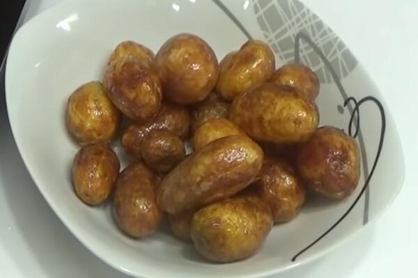 OVAKVE MLADE KROMPIRIĆE NIKADA NISTE OKUSILI: Zbog OVA 2 SASTOJKA se TOPE U USTIMA (RECEPT)