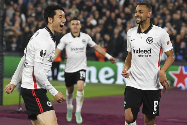 KOSTIĆ SE PONOVO RADUJE! Ajntraht sa puno sreće slavio u Londonu - Lajpcig srušio Rendžers!