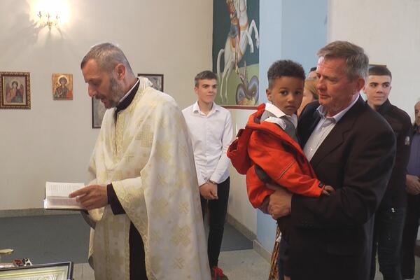 DEČAK IZ AFRIKE KRSTIO SE NA SUVOBORU I POSTAO PRVI TAMNOPUTI RAVNOGORAC: Tri dana je trajalo slavlje (FOTO)