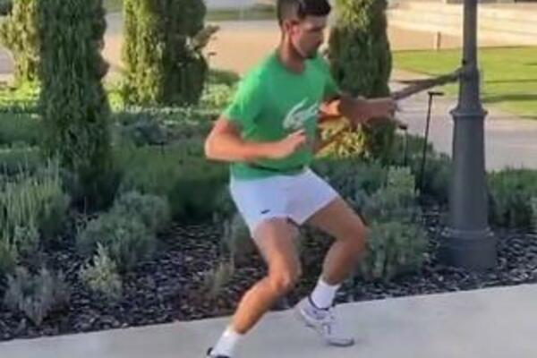 SVETE ČUVAJ SE - Novak brusi formu uz povetarac sa mora! Pored njega naslednik (VIDEO)