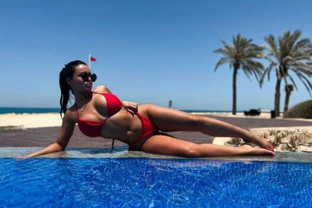 NAŠA PEVAČICA SKROZ PROMENILA LIČNI OPIS: Javno pokazala transformaciju, ljudi trljaju oči i ne veruju! (FOTO)