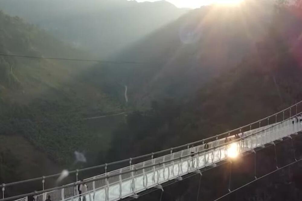OTVOREN NAJDUŽI STAKLENI MOST NA SVETU: Nalazi se u srcu Vijetnama, izgleda NESTVARNO! (FOTO) (VIDEO)