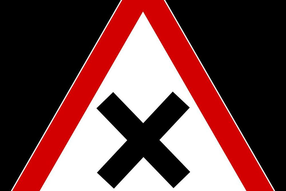 ŠTA ZNAČI SAOBRAĆAJNI ZNAK SA SLIKE? Velika većina vozača OVO NE ZNA, a čest je na našim putevima