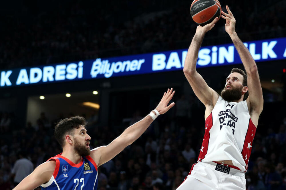 ITALIJANI NIŠTA NE PREPUŠTAJU SLUČAJU! Armani želi da dovede sjajnog srpskog košarkaša! (FOTO)