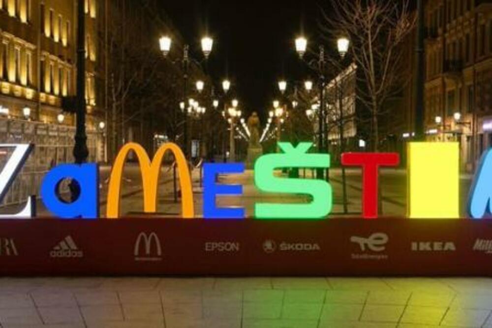 U SAMOM CENTRU PUTINOVOG RODNOG GRADA POSTAVLJENA ČUDNA INSTALACIJA: Sastoji se od 1 reči, a evo šta ZNAČI! (FOTO)