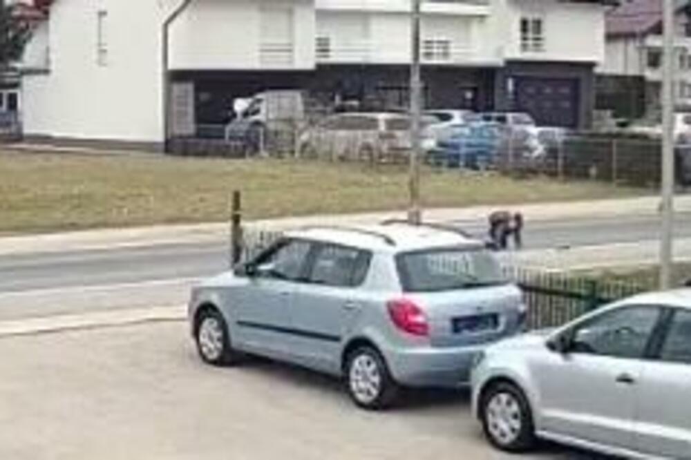 POGLEDAJTE KAKO GOLF UDARA DETE I ODBACUJE GA 2 METRA: Horor snimljen UŽIVO (UZNEMIRUJUĆE)