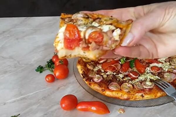 DORUČAK KOJI ĆE CELA PORODICA OBOŽAVATI: Lažna PICA iz tiganja sprema se za 15 minuta, a ZDRAVA JE (RECEPT)