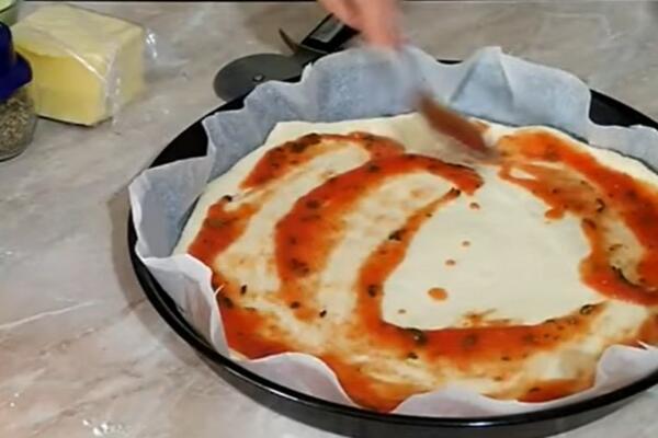 BRZINSKA PICA KOJA JE GOTOVA ZA 5 MINUTA: Domaćice NE MORATE DA MESITE TESTO, ovo JE OTKRIĆE ZA SVE SRBE (RECEPT)