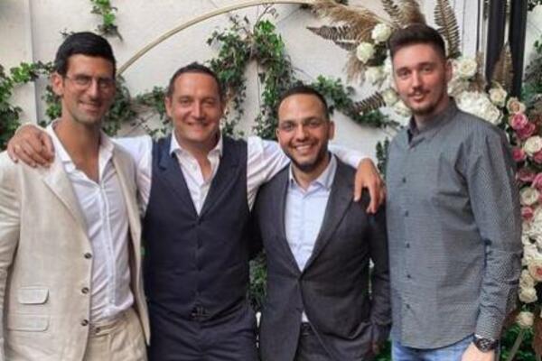 SVI OSTALI U ČUDU KADA SE NOVAK POJAVIO! Đoković ponovo "ženi" kuma, ali jedan detalj je mnoge iznenadio! (FOTO)