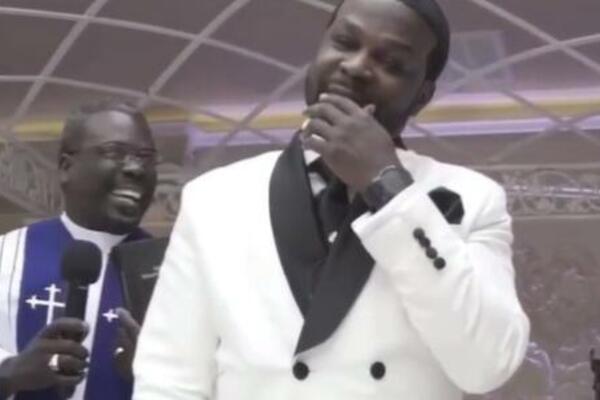 KUM ZAVUKAO RUKU U DŽEP USRED VENČANJA, MLADOŽENJA SE PREZNOJAVAO: Reakcija mlade sve ŠOKIRALA (VIDEO)