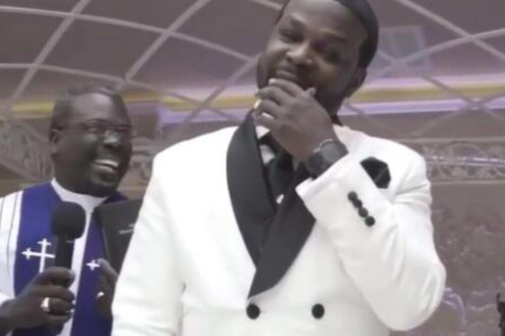 KUM ZAVUKAO RUKU U DŽEP USRED VENČANJA, MLADOŽENJA SE PREZNOJAVAO: Reakcija mlade sve ŠOKIRALA (VIDEO)