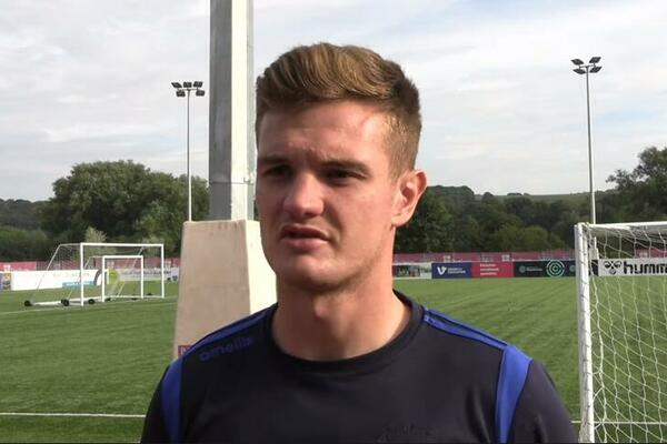 OTIŠAO PREDALEKO - BUKVALNO: Fudbaler se povredio ŠTAPIĆEM za uši, ne može da ustane!