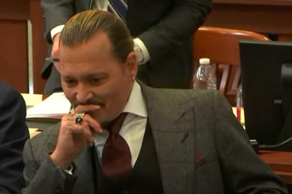 DŽONI DEP OPET OPTUŽEN! Menadžer tvrdi da ga je glumac pijan PRETUKAO na setu!