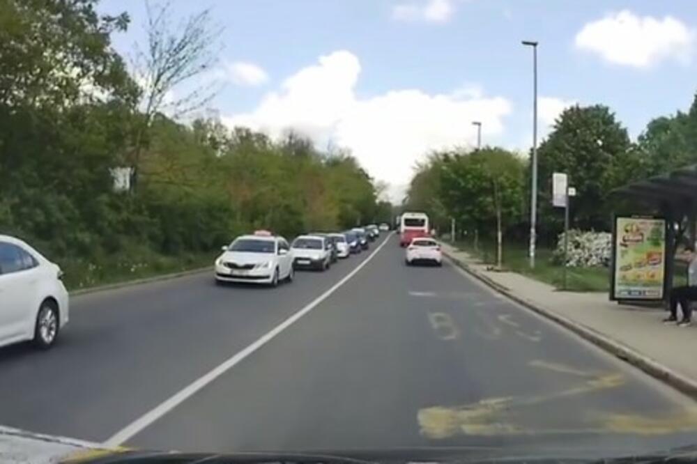 ZA DLAKU IZBEGNUTA TRAGEDIJA NA VIDIKOVCU: Žena prelazila PEŠAČKI, automobil PROLETEO PORED NJE (VIDEO)