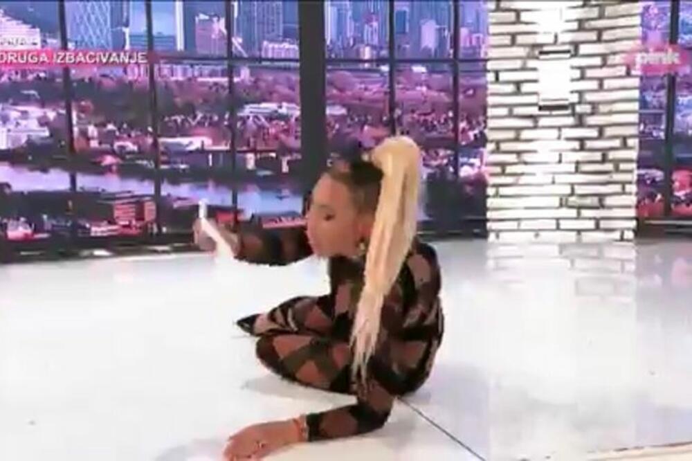 DA LI JE MOGUĆE OVO?! Jovana Jeremić ČITA VESTI sa PODA: Voditeljka LEGLA pa šokirala gledaoce u USKOM KOMBINEZONU