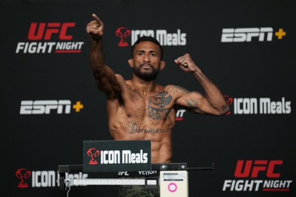 ZASENIO BORBU VEČERI: Siloviti udarci i nokaut za samo 41 sekundu! A bio je autsajder! (VIDEO)