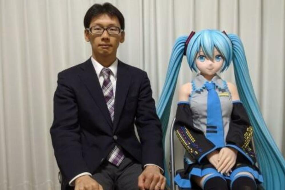 OŽENIO JE LUTKU IZ VIDEO IGRICE UZ MORBIDNO OBJAŠNJENJE: Tvrdi da ga je izvukla iz DEPRESIJE (FOTO)