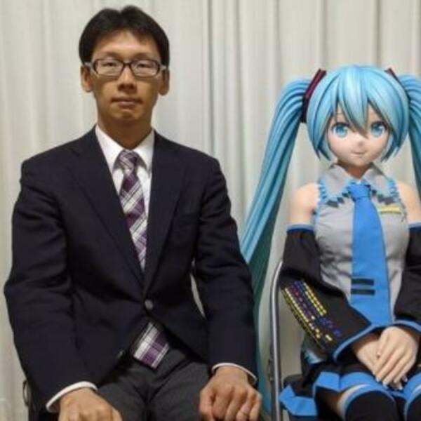 OŽENIO JE LUTKU IZ VIDEO IGRICE UZ MORBIDNO OBJAŠNJENJE: Tvrdi da ga je izvukla iz DEPRESIJE (FOTO)