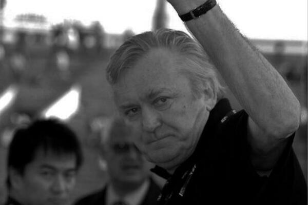 DIRLJIVE PORUKE ŠIROM SVETA! Navijači se na dostojanstven način opraštaju od legendarnog stručnjaka! (FOTO)