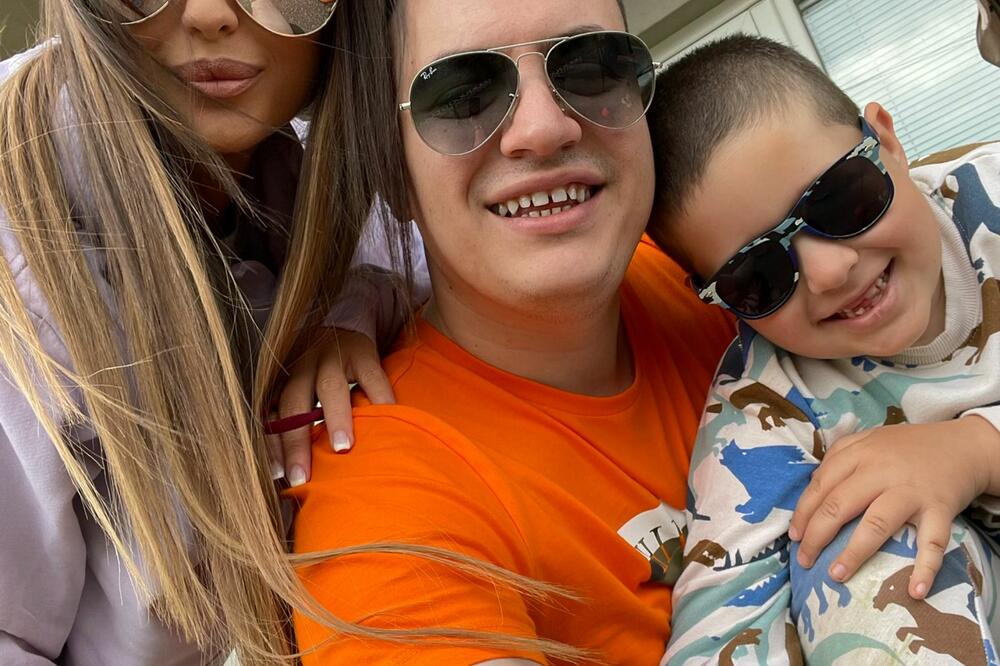 ESPRESO DOŠAO U POSED PRIVATNIH FOTKI NAŠE VODITELJKE I POZNATOG PEVAČA: Evo šta rade!