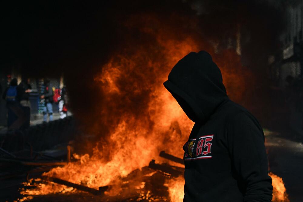 PROTESTI ŠIROM FRANCUSKE: Zapaljene kante, opljačkani restorani (FOTO)