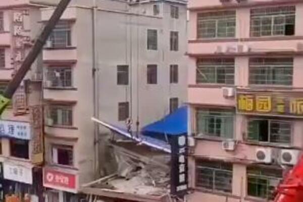 SRUŠILA SE ZGRADA U KINI: Đinping naredio ISTRAGU, uhapšeno 9 osoba zbog urušavanja! (FOTO) (VIDEO)