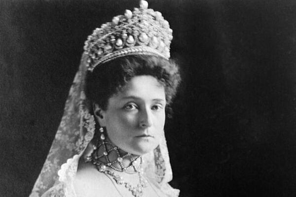 USPELA JE DA UNIŠTI DINASTIJU: Od Alise do Aleksandre Fjodorovne, evo kako je izgledao njen put!