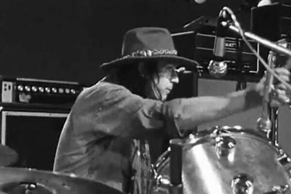 TRAGIČNA VEST! Umro slavni MUZIČAR, uzrok smrti MISTERIJA!