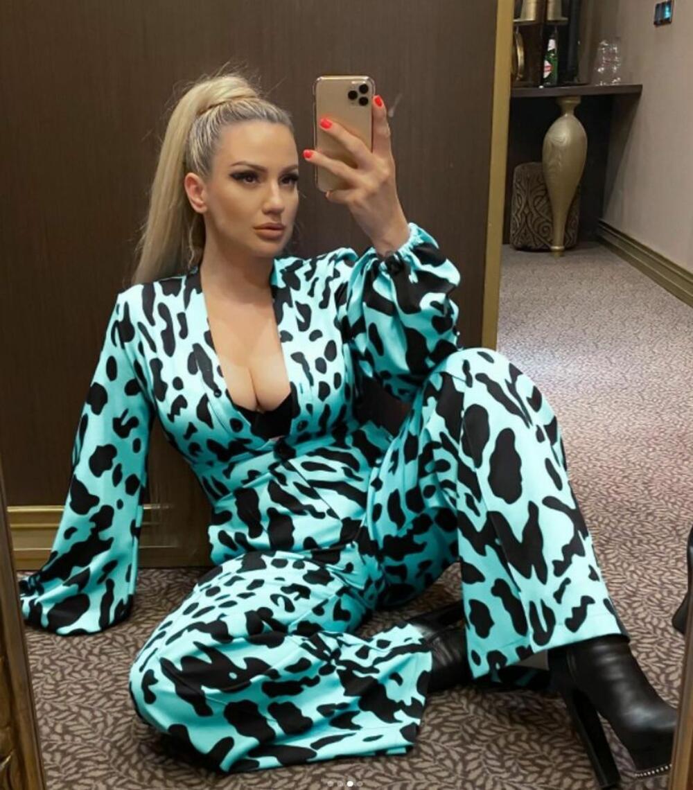 Ana Kokić nastupala je u jednom prestoničkom lokalu, a za ovu priliku odabrala je elegantnu crnu haljinu u kojoj je zablistala.